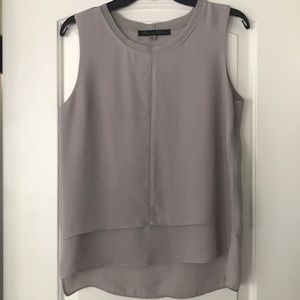 Flowing, loose fit sleeveless blouse